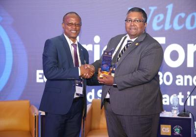 Executive Director Africa Middle East And South Asia Qs Quacquarelli Symonds United Kingdom To Dr Ashwin Fernandes Presenting An Award Plaque To The Chair Local Organising Committee Of The Conference Pro